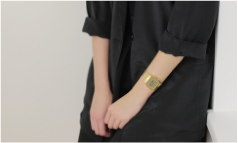 黒色、濃い色の服を避ける